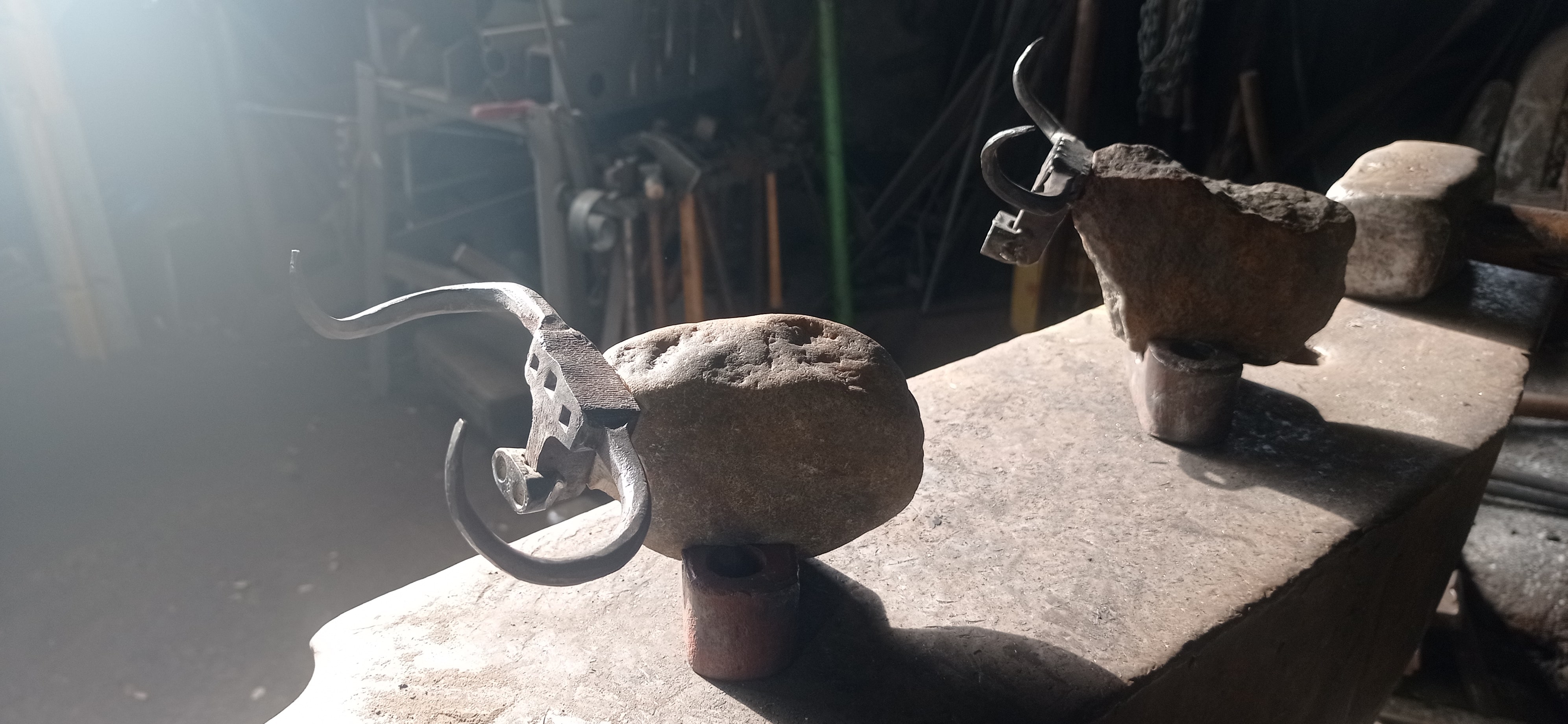 toros de piedra y hierro