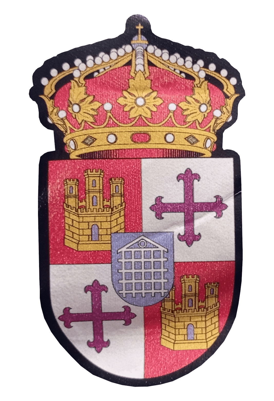 escudo con una corona en la parte superior con las honormentas 
            de color dorado y con forma de hoja una si y otra no, también bolitas blancas y la tela de la corona de color roja. 
            El escudo está fraccionado en 5 seciones, quedando la quinta en el centro donde se puede apreciar una especie de verja 
            blanca con el fondo azul, mientras en la parte superior izquierda se ve un castillo dorado y en su posicion contraria 
            también se ve el mismo castillo, ambos con el fondo de color rojo. En la parte superior derecha se aprecia una cruz de 
            un color morado y en su posición contraria la misma cruz, ambas con el fondo blanco.